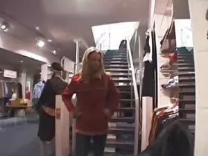 Hermosa joven rubia  ...
